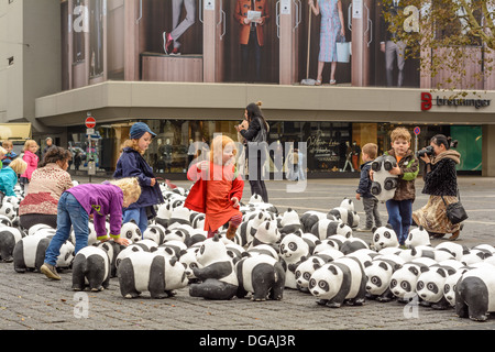 Enfants jouant avec des pandas WWF - World Wide Fund for Nature promotion 2013, 1600 pandas jouet en tournée - Stuttgart, Allemagne Banque D'Images