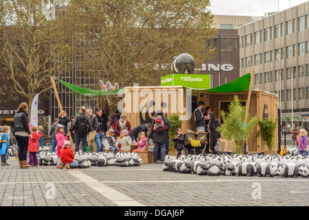 Enfants jouant avec des pandas WWF - World Wide Fund for Nature promotion 2013, 1600 pandas jouet en tournée - Stuttgart, Allemagne Banque D'Images