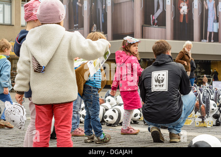 Enfants jouant avec des pandas WWF - World Wide Fund for Nature promotion 2013, 1600 pandas jouet en tournée - Stuttgart, Allemagne Banque D'Images