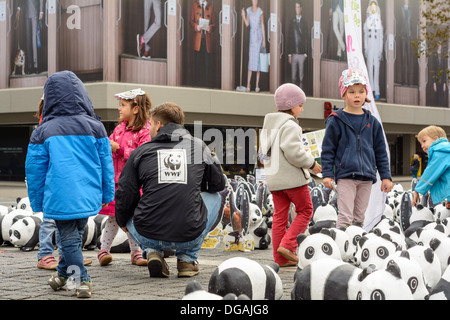 Enfants jouant avec des pandas WWF - World Wide Fund for Nature promotion 2013, 1600 pandas jouet en tournée - Stuttgart, Allemagne Banque D'Images