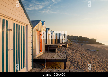 Abersoch beach au lever du soleil à l'aube le long des cabines de plage Péninsule Llŷn Gwynedd au nord du Pays de Galles UK Banque D'Images