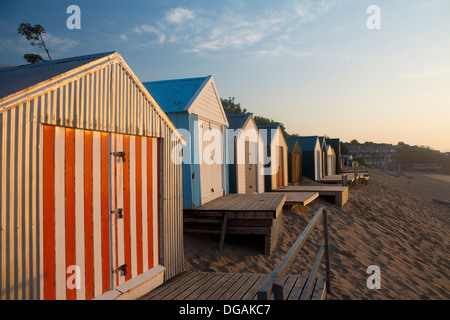 Abersoch beach au lever du soleil à l'aube le long des cabines de plage Péninsule Llŷn Gwynedd au nord du Pays de Galles UK Banque D'Images