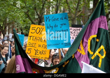 La manifestation se déplace vers le bas Shaftsbury Avenue, une bannière dit : M. Gove et al. Pourquoi détestez-vous tant d'enseignants ? Banque D'Images