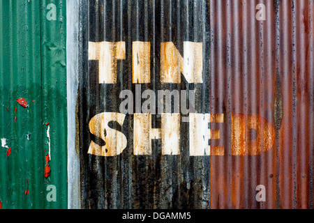 Tin Shed surface métallique en tôle ondulée sur LA SECONDE GUERRE MONDIALE signe museum à Laugharne Carmarthenshire Wales UK Banque D'Images