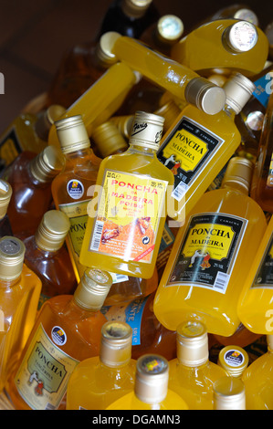 Madère Portugal bouteilles de Poncha dans une boutique de souvenirs Banque D'Images