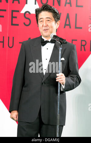 Tokyo, Japon. 17 Oct, 2013. Le Premier ministre Shinzo Abe parle à la 26e Festival International du Film de Tokyo, événement d'ouverture tapis vert à l'Aréna de Roppongi Hills à Tokyo, Japon, le 17 octobre 2013. Cette année, le Premier ministre Shinzo Abe assiste à la cérémonie d'ouverture et serre la main de Tom Hanks et le réalisateur Paul Greengrass. Le Festival du film se déroulera jusqu'au vendredi 25. Credit : Rodrigo Reyes Marin/AFLO/Alamy Live News Banque D'Images