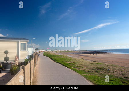 Trecco Bay Beach et parc de maisons mobiles et caravanes le long shore Porthcawl Bridgend County South Wales UK Banque D'Images