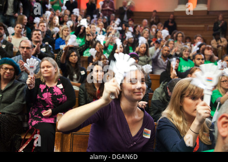 Une énorme tour-out des enseignants en grève rempli la salle de l'assemblée dans le centre de Londres à la fin du rallye, les concepteurs. Banque D'Images