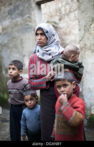 11/02/13, d'Alep en Syrie. Une mère et ses trois enfants à Alep. Banque D'Images