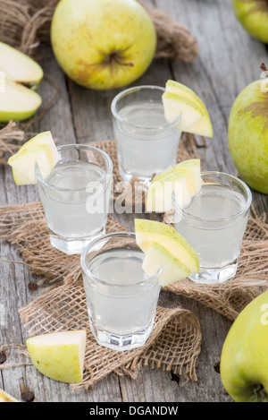Photos de liqueur de pomme sur fond de bois Banque D'Images