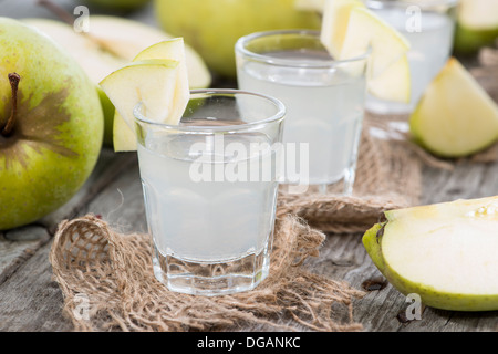 Photos de liqueur de pomme sur fond de bois Banque D'Images