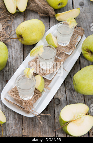 Liqueur de pommes maison fraîche avec quelques fruits Banque D'Images