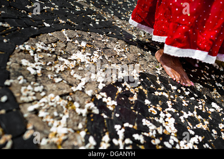 Pieds d'un dévot du candomblé vu afro-brésilienne au cours du rituel de purification spirituelle effectuée à Salvador, au Brésil. Banque D'Images