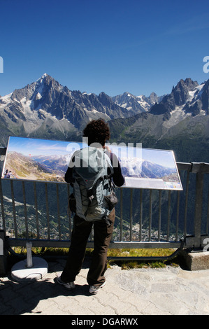 Une femme plus âgée de la lecture d'un panneau d'information sur le Brévent, Chamonix, Mont Blanc Banque D'Images