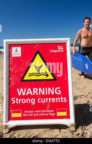 Un panneau d'avertissement de forts courants à Chapel Porth, sur la côte de Cornouailles, près de St Agnes. Banque D'Images
