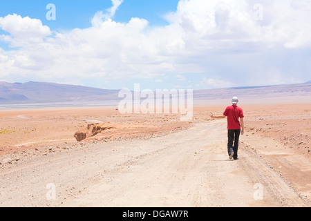 L'homme de l'auto-stop la voiture sur route déserte, Bolivie Banque D'Images