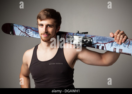 Skieur mâle en modèle T-shirt Banque D'Images