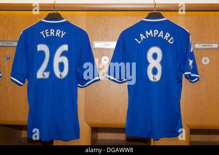 Terry et Lampard shirts à côté de leurs casiers dans les vestiaires de l'équipe d'accueil, le Club de Football de Chelsea, Stamford Bridge, Londres, Angleterre Banque D'Images