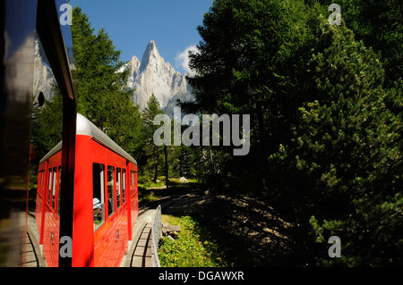 L'aiguille du dru et train du Montenvers vu de l'intérieur du funiculaire du Montenvers, Chamonix, France Banque D'Images