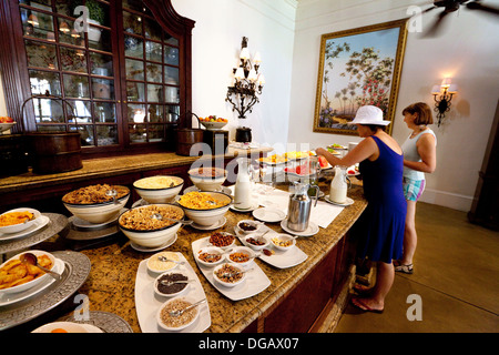 Les clients du petit-déjeuner buffet, l'hôtel 5 étoiles Hotel Livingstone, Zambie, Afrique Banque D'Images