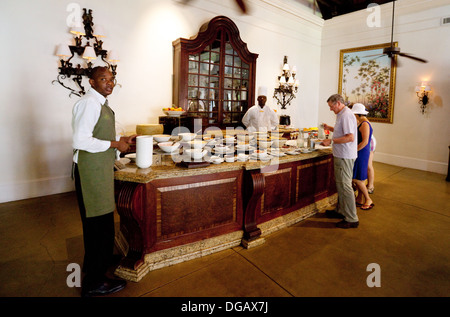 Les clients du petit-déjeuner buffet, l'hôtel 5 étoiles Hotel Livingstone, Zambie, Afrique Banque D'Images