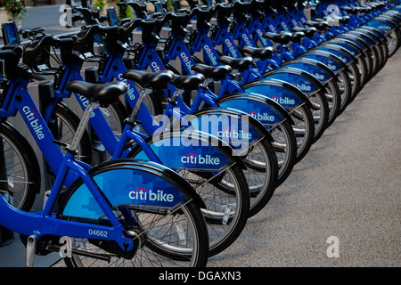 Vélos Citi la queue à l'une des stations de partage de vélos. Banque D'Images