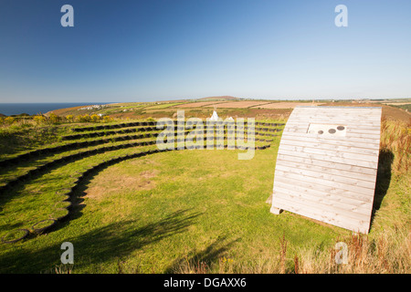 Un amphithéâtre construit avec les pneus usés à Mount Pleasant Parc écologique, Porthtowan, Cornwall, UK. Banque D'Images