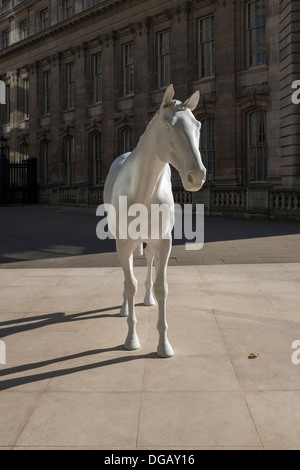 Mark Wallingers Sculpture Cheval Blanc à l'extérieur Banque D'Images