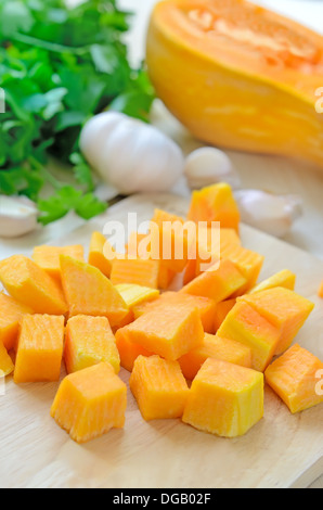 Tranches de citrouille sur table de cuisine Banque D'Images