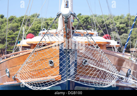 Bateau en bois moderne ancrée dans le port Banque D'Images