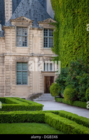 Sur le jardin de l'Hôtel de Sully dans le quartier du Marais, Paris, France Banque D'Images