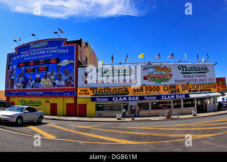 L'original du célèbre Nathan Hot-dogs et hot dog eating contest de bord championnat Coney Island Brooklyn New York Banque D'Images