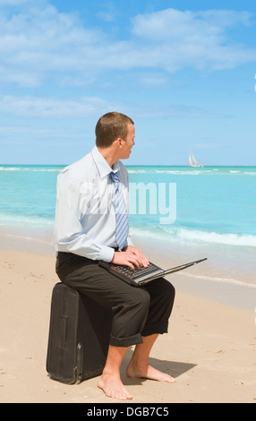 Rêves venir vrai. Premier jour de vacances.Businessman sur la plage Banque D'Images