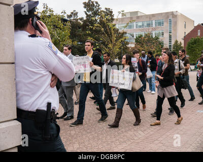 Washington DC, USA . 17 Oct, 2013. L'Université George Washington, les étudiants, les travailleurs et employés protester contre le vol des salaires présumés par des entrepreneurs privés sur leur campus. Les manifestants ont marché sur le campus et remis une liste de revendications pour les administrateurs universitaires. Credit : Ann peu/Alamy Live News Banque D'Images