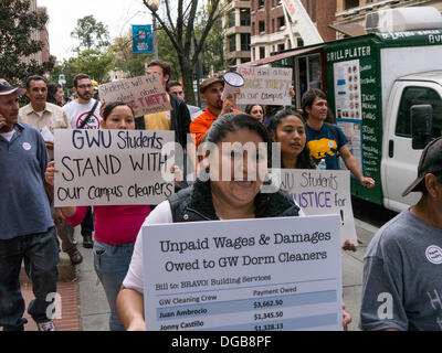 Washington DC, USA . 17 Oct, 2013. L'Université George Washington, les étudiants, les travailleurs et employés protester contre le vol des salaires présumés par des entrepreneurs privés sur leur campus. Les manifestants ont marché sur le campus et remis une liste de revendications pour les administrateurs universitaires. Credit : Ann peu/Alamy Live News Banque D'Images