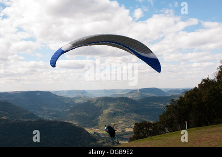 Le parapente est le sport d'aventure le loisir et la compétition de parapente vol Banque D'Images