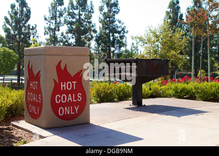 Un bac d'élimination des charbons ardents dans un barbecue d'un parc à Tustin en Californie dans le cadre de la prévention des incendies et la sécurité des parcs. Banque D'Images