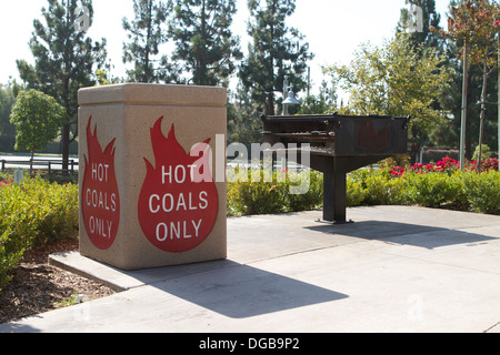 Un bac d'élimination des charbons ardents dans un barbecue d'un parc à Tustin en Californie dans le cadre de la prévention des incendies et la sécurité des parcs. Banque D'Images