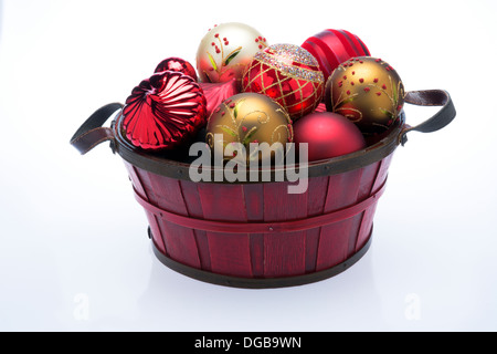La disposition des ornements d'arbre de Noël en rouge Panier sur fond blanc Banque D'Images