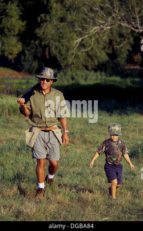 Un père et son fils sur une colombe voyage de chasse près de Lockhart Texas Banque D'Images