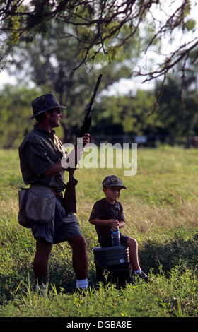 Un père et son fils en attente de colombes sur une colombe voyage de chasse près de Lockhart Texas Banque D'Images