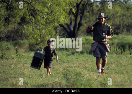 Un père et son fils avec des colombes sur une colombe voyage de chasse près de Lockhart Texas Banque D'Images