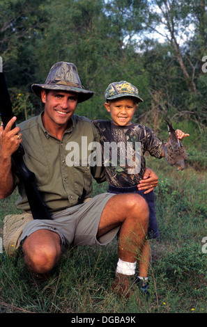 Un père et son fils avec des colombes sur une colombe voyage de chasse près de Lockhart Texas Banque D'Images