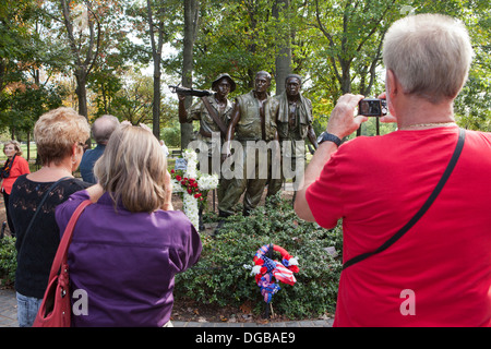Les visiteurs qui prennent des photos des trois soldats statue au Vietnam Veterans Memorial - Washington DC, USA