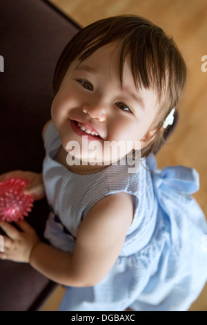 19 mois smiling baby girl Banque D'Images