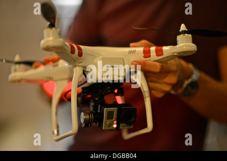 L'argile avec un photographe Folden fantôme Drone équipé d'un héros Pro appareil photo sur un gimble, à l'antenne de drones et la robotique Banque D'Images