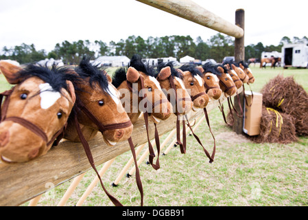 Troupeau de poneys stick alignés et prêt à rouler Banque D'Images