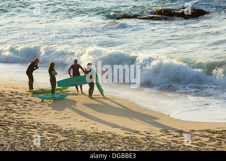 Les surfeurs sur la plage de Porthmeor à St Ives, Cornwall, UK. Banque D'Images