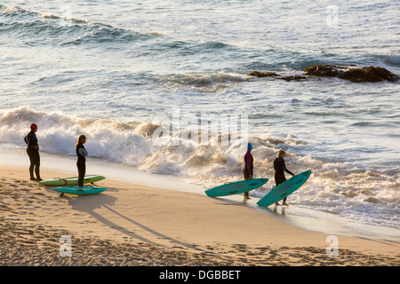 Les surfeurs sur la plage de Porthmeor à St Ives, Cornwall, UK. Banque D'Images