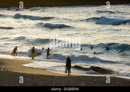 Les surfeurs sur la plage de Porthmeor à St Ives, Cornwall, UK. Banque D'Images